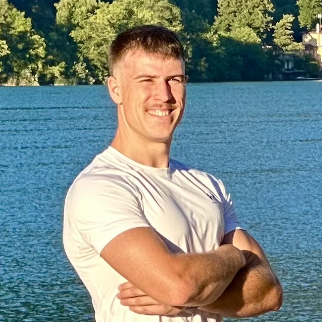 Nathan Déchaux, coach sportif, bras croisés